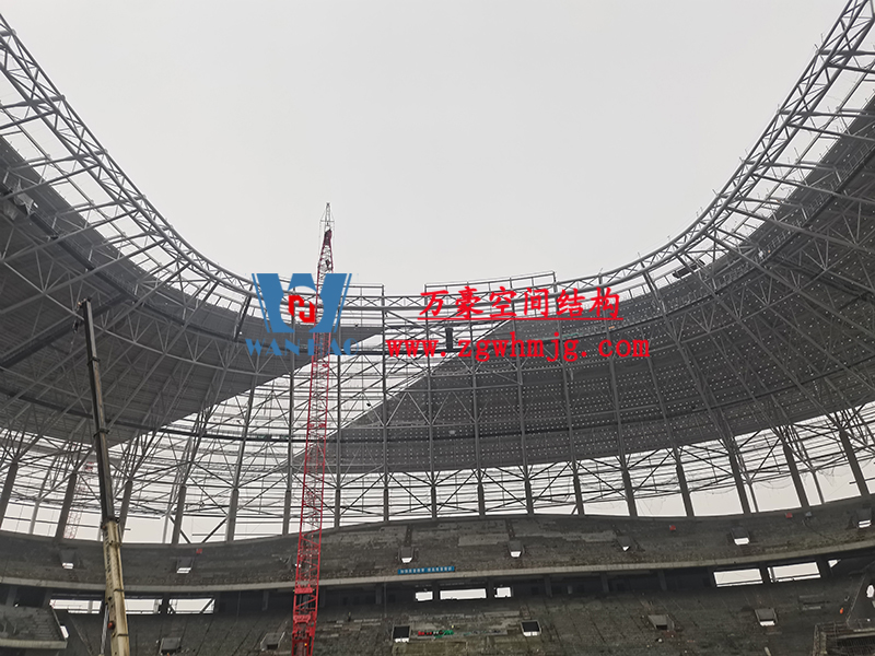 重慶龍興足球場ETFE屋面膜結(jié)構(gòu)工程屋面鋼結(jié)構(gòu)完成，膜結(jié)構(gòu)安裝中