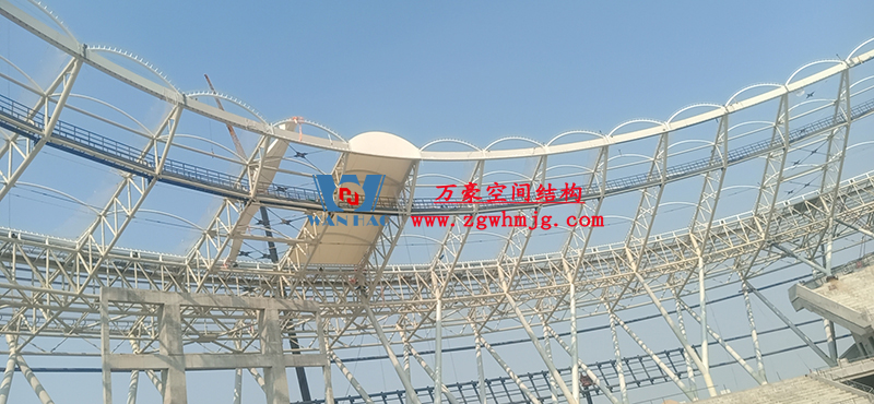 襄陽(yáng)奧體中心膜結(jié)構(gòu)工程鋼結(jié)構(gòu)接近尾聲，膜結(jié)構(gòu)開(kāi)始安裝