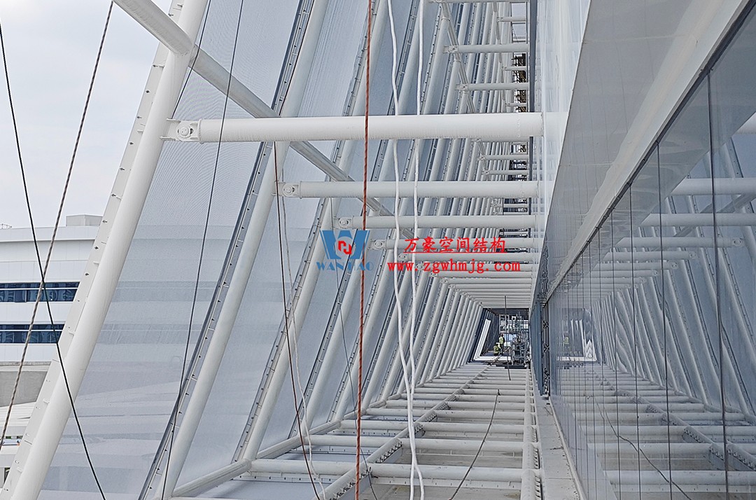 聚焦工程高質(zhì)量建設(shè)，這個(gè)網(wǎng)格織物幕墻正在施工安裝中