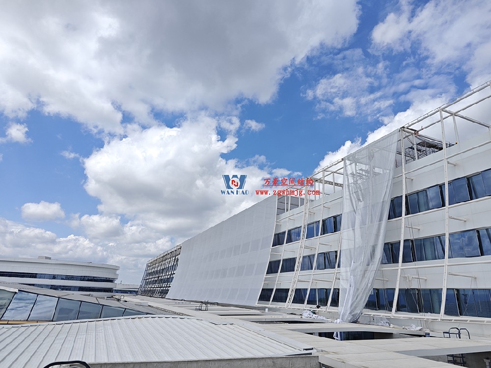 聚焦工程高質(zhì)量建設(shè)，這個(gè)網(wǎng)格織物幕墻正在施工安裝中