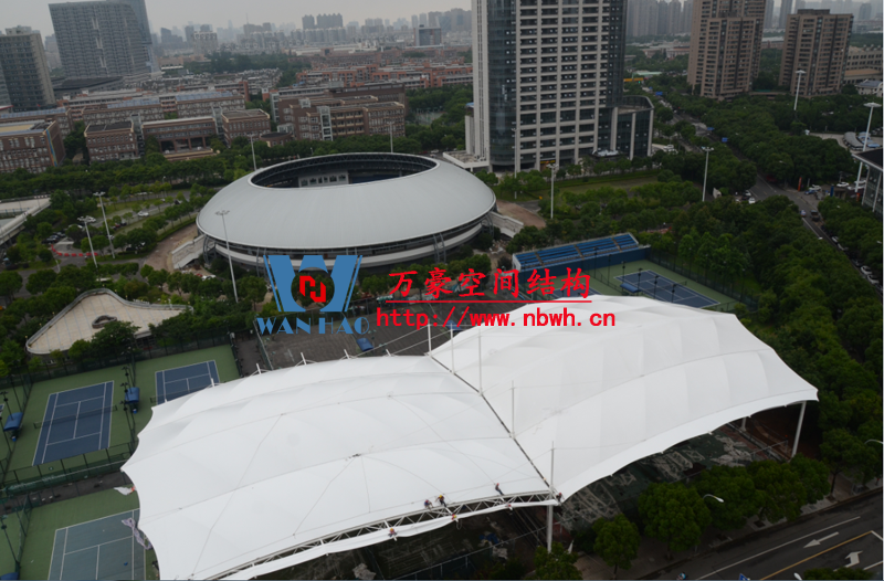 膜結(jié)構(gòu)遮陽(yáng)雨棚有哪些特點(diǎn)？如何選擇合適的膜結(jié)構(gòu)遮陽(yáng)棚公司？