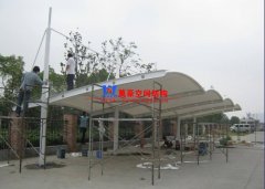 膜結(jié)構(gòu)車棚布怎么施工安裝？膜結(jié)構(gòu)車棚布安裝注意事項