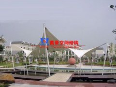 膜結(jié)構(gòu)遮陽(yáng)棚有哪些特點(diǎn)？哪些場(chǎng)所可以使用膜結(jié)構(gòu)遮陽(yáng)蓬？