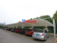 汽車(chē)車(chē)棚有哪幾種種類(lèi)形式？為什么膜結(jié)構(gòu)車(chē)棚會(huì)成為汽車(chē)車(chē)棚優(yōu)選？