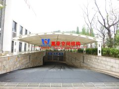 地下車庫雨棚什么材料好？膜結(jié)構(gòu)為什么是地下車庫雨棚材料的優(yōu)先選擇？