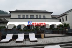 伸縮遮雨棚和膜結(jié)構(gòu)雨棚那個(gè)好？伸縮遮雨棚和膜結(jié)構(gòu)雨棚優(yōu)缺點(diǎn)對(duì)比