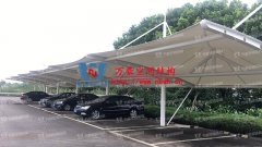 膜結(jié)構(gòu)的車棚有什么特點(diǎn)？為什么膜結(jié)構(gòu)的車棚如此受歡迎？